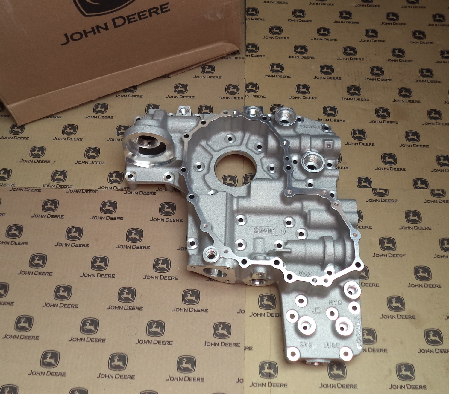 Корпус насоса John Deere RE572119, R227843, RE220422