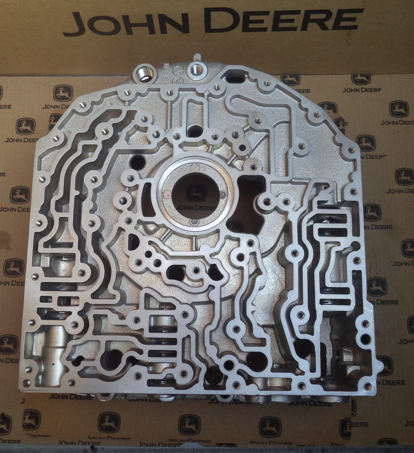 Корпус коробки передач&nbsp;John Deere r121885